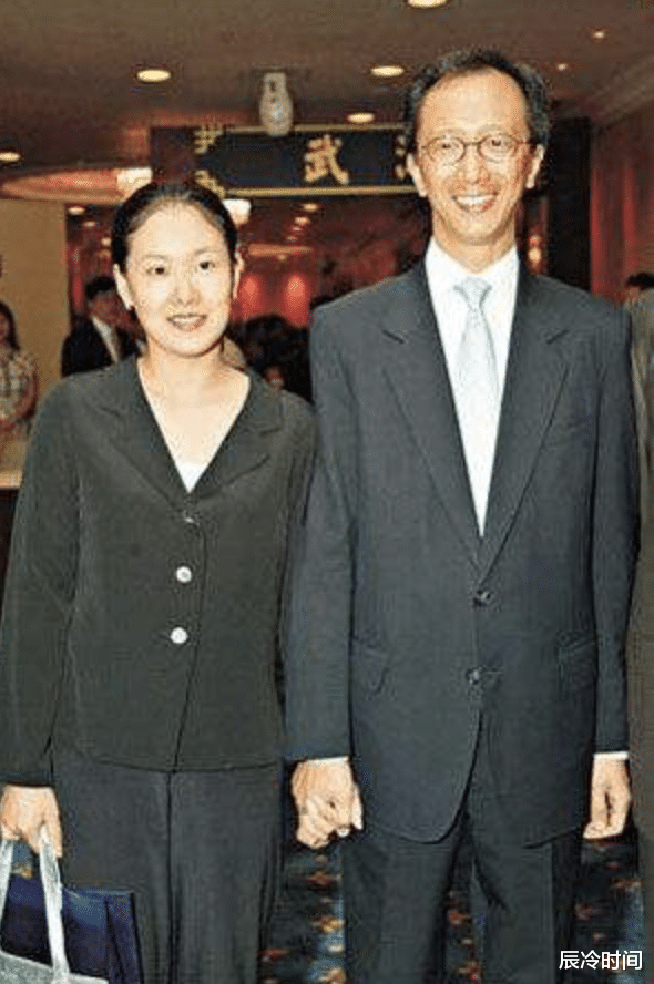 伏明霞|伏明霞：退役后嫁大26歲老公，結婚5年生3娃，70歲丈夫想生第四胎