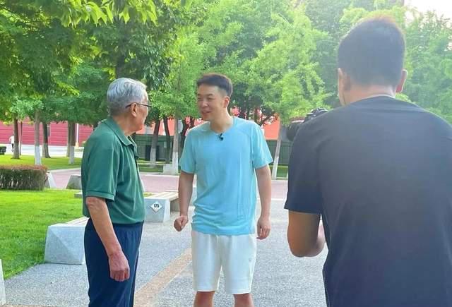 杜海涛 杜海涛做运动被偶遇，两个摄影师跟随，瘦身后气质颜值上升
