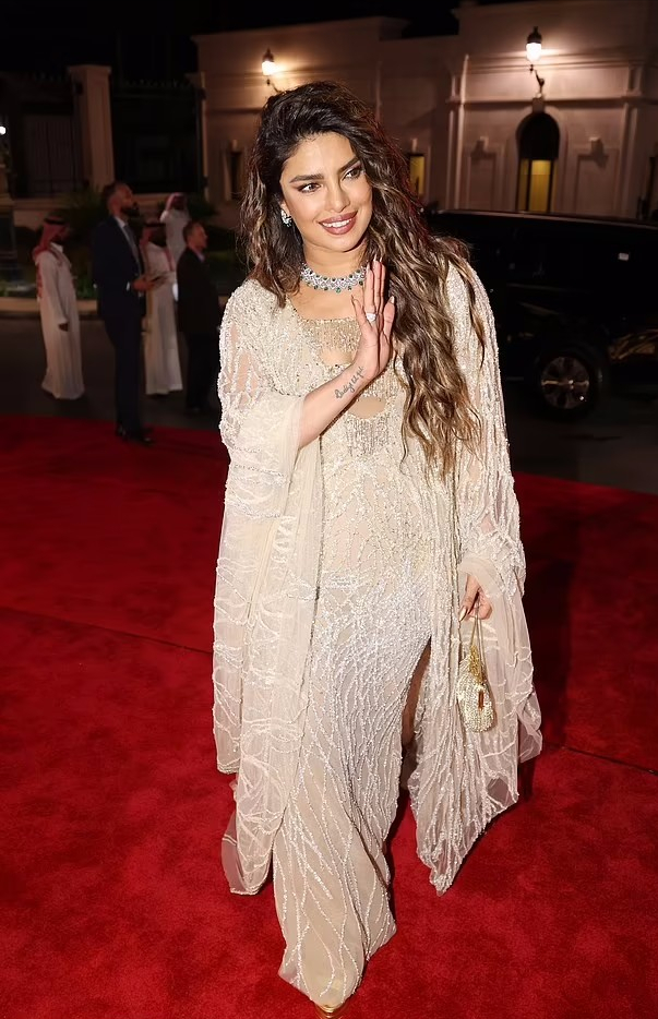 小姐姐|印度国宝级巨星穿黄金裙走红毯太霸气！变胖后婶范儿十足，好富态