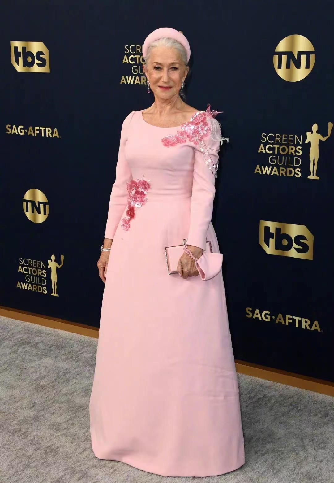 小姐姐 Selena瘦身成功,鱿鱼游戏剧组惊艳亮相,却也被大魔王夺去风头