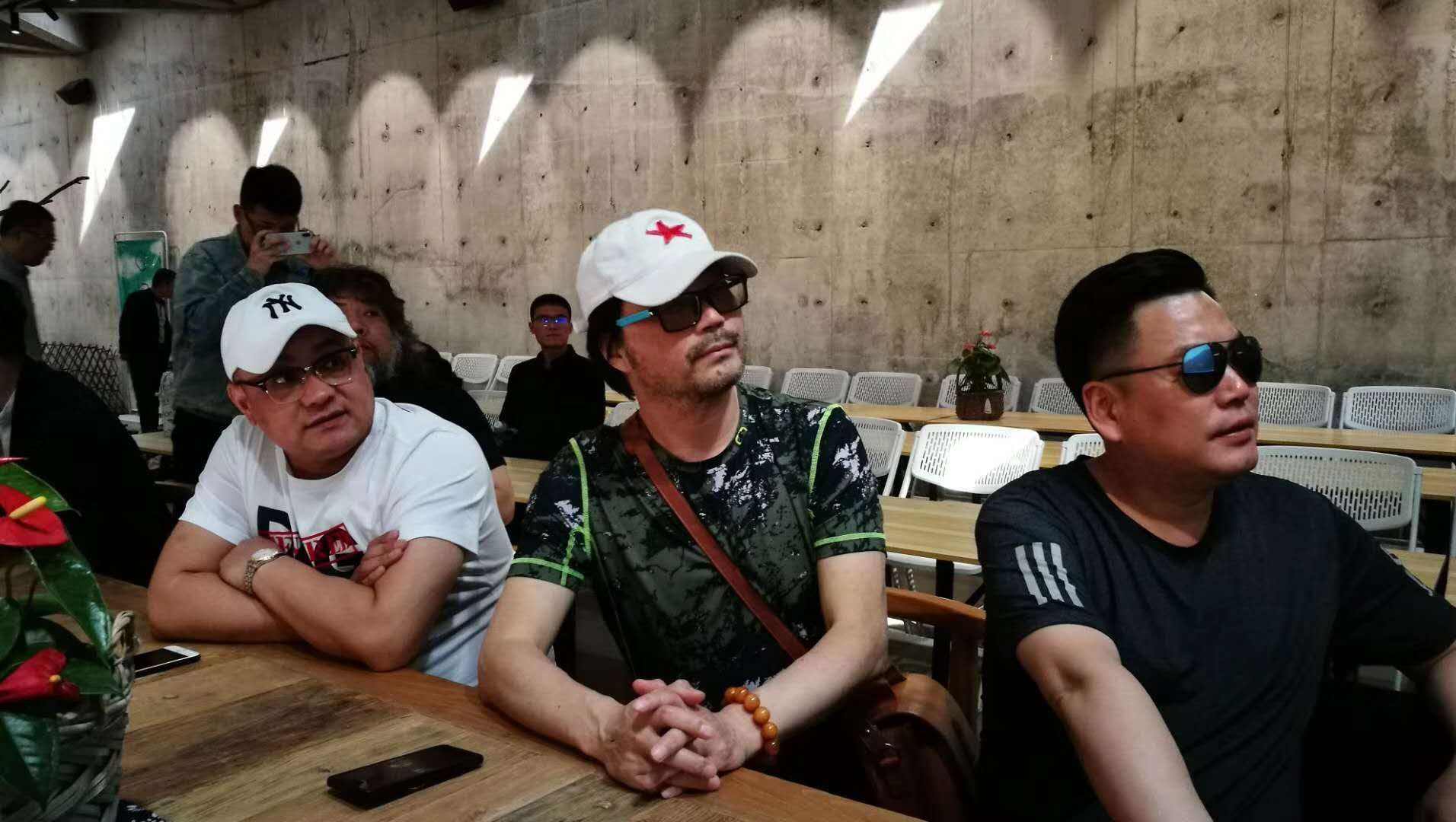 民族|54岁知名导演因病去世!具体去世原因保密,娇妻发文痛哭流涕