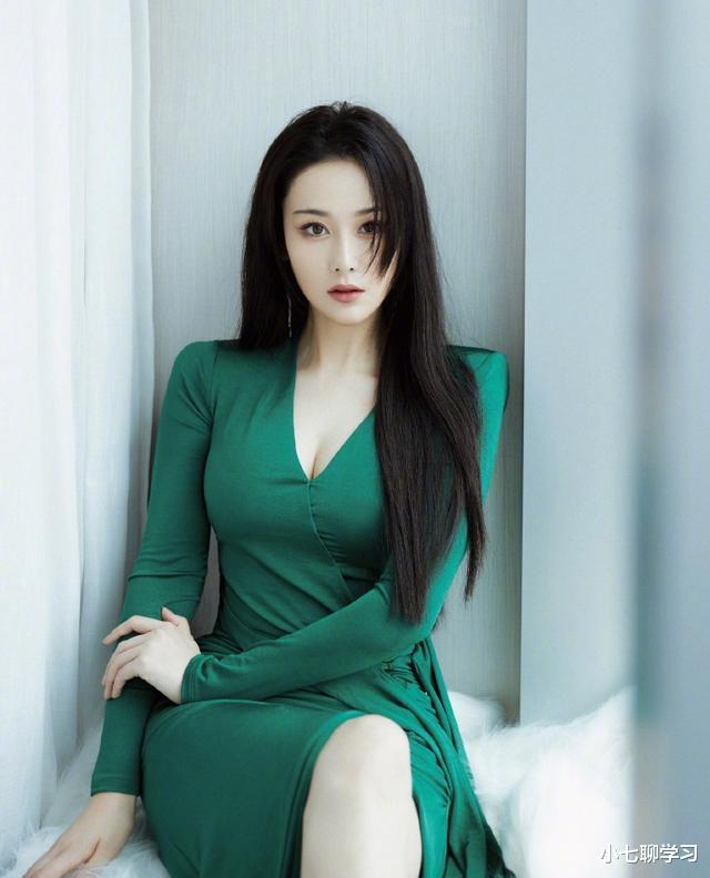 肖战|张馨予穿V领长裙显傲人上围，腰细胯宽身材太惊艳