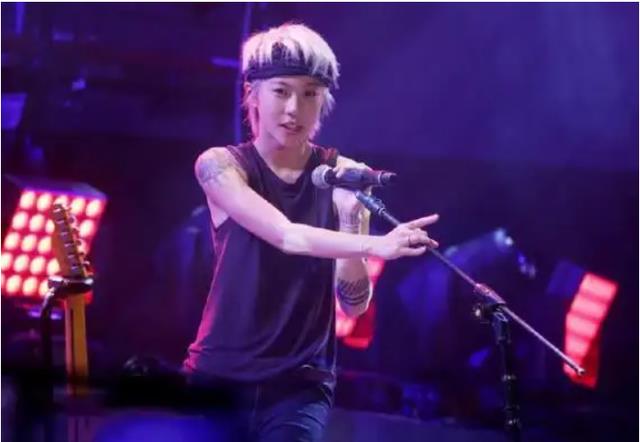 窦靖童|王菲之女窦靖童：3个爸爸两个妈，称遗产不给父母留给姐妹