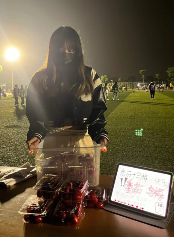 |都是专业“惹的祸”!大学生求职遇“寒冬”,摇身变成小摊老板