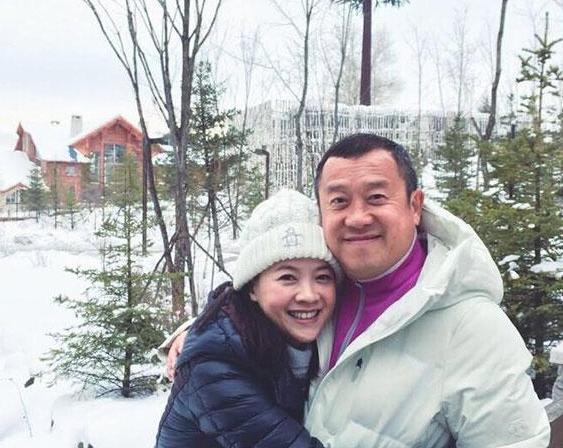 参观曾宝仪现实的豪宅，是很普通的房子，餐桌上伙食很简单