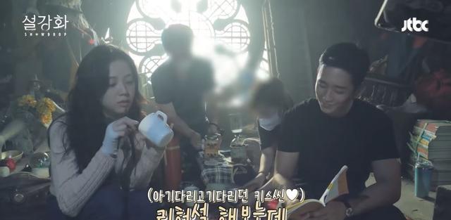 丁海寅|登上热搜!《雪降花》Jisoo、丁海寅浪漫顶楼咖啡吻,花絮大公开