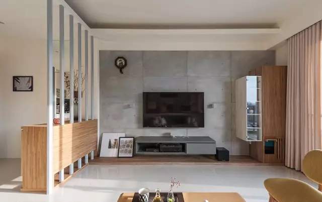 115平现代风三居室矮柜+格栅做隔断,保持了室内光线的延伸