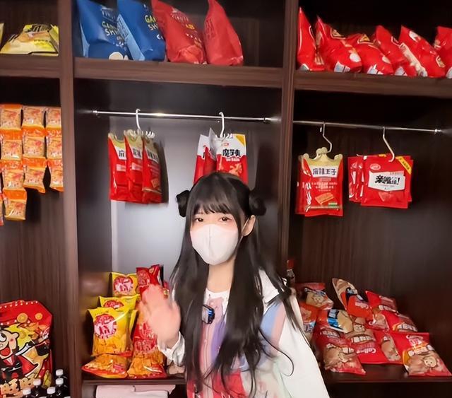 蔡萝莉|刘二狗去蔡萝莉家，女方穿安全裤接客引争议，满屋零食让人羡慕！