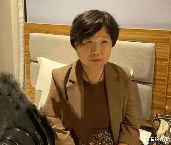 街拍|?杜新枝再爆“金句”,直言我养大的郭威能跟许敏亲?网友:搞笑