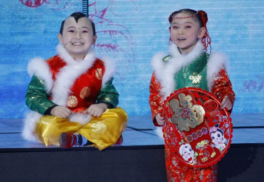 邓鸣贺|邓鸣贺：4岁出道迅速走红，6岁上春晚8岁离世，他经历了什么？