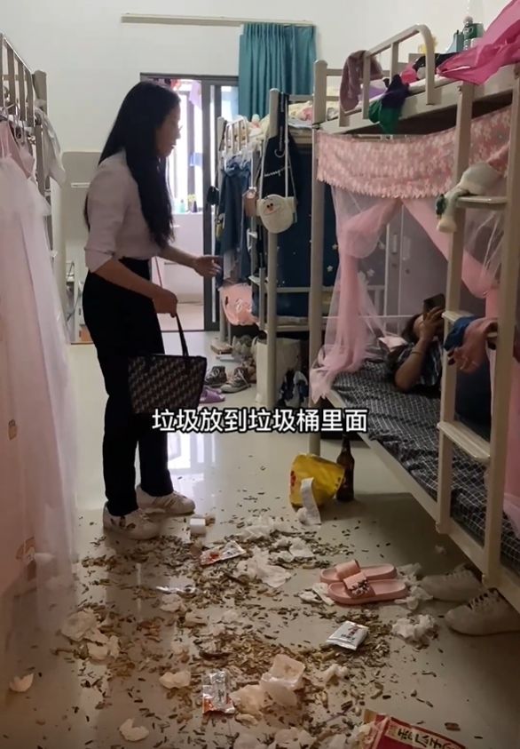 广东:00后厂妹宿舍混乱得像狗窝,垃圾到处乱扔,换洗内裤随便挂