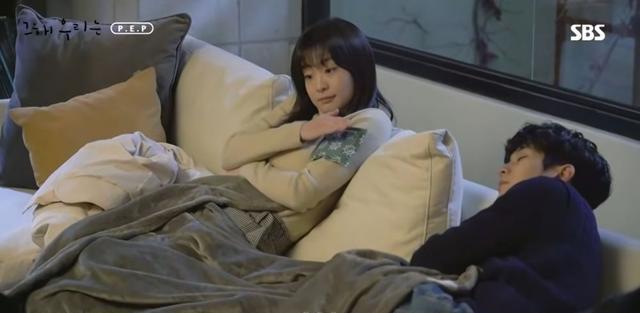 崔宇植|《那年我们》甜蜜互动花絮来啦!一起躺沙发取暖、甜蜜通话全都录