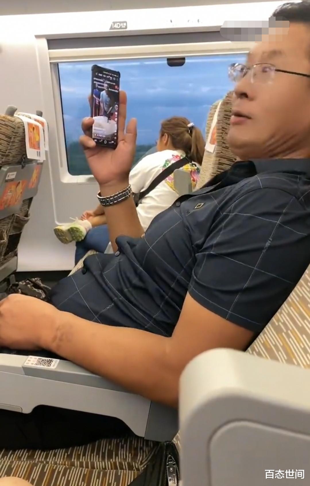 男子高铁上大声播放音乐被劝阻,摇头晃脑挤眉弄眼做鬼脸挑衅邻座
