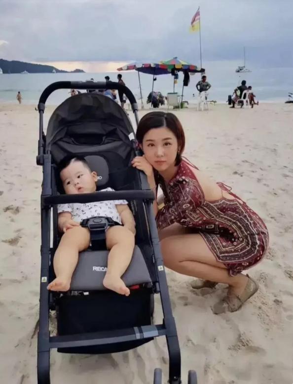 发型 剪短发的李小萌看着成熟了，穿印花裙挺显身材，露背看着好招摇