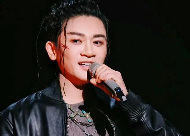 苏有朋|49岁苏有朋上节目太随意，穿鞋踩沙发被批没素质，地上空瓶无人捡