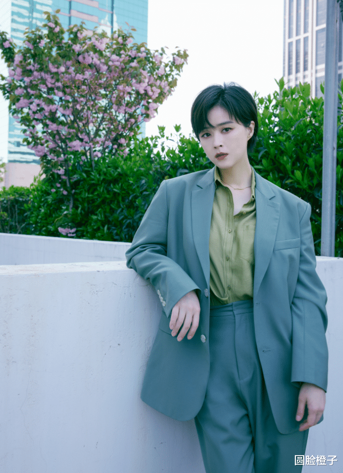 穿衣搭配|蒋欣穿绿色西装太美了,一头短发干净利落,浓眉大眼气质超好