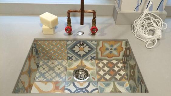 砖砌水池内侧，试用瓷砖铺贴，别看样子丑，实用性却超乎你想象