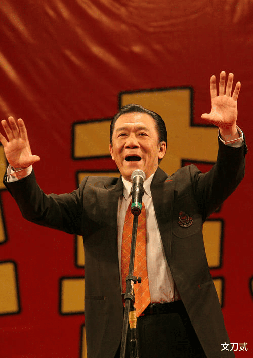 侯瓒|侯耀文女儿侯瓒:感谢郭德纲3000万买房,等了4年父亲骨灰才下葬