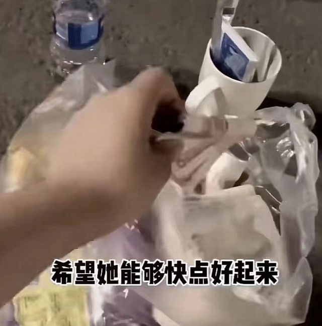 上海女子?深夜醉酒露宿街头,垫废纸睡觉,被男子发现后羞涩遮脸