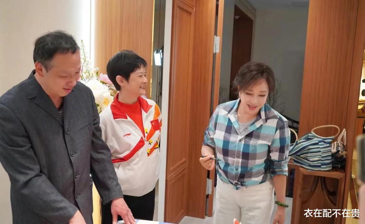 刘晓庆|刘晓庆真是不服老，穿格纹衬衫学小姑娘“打个结”，时髦又显年轻