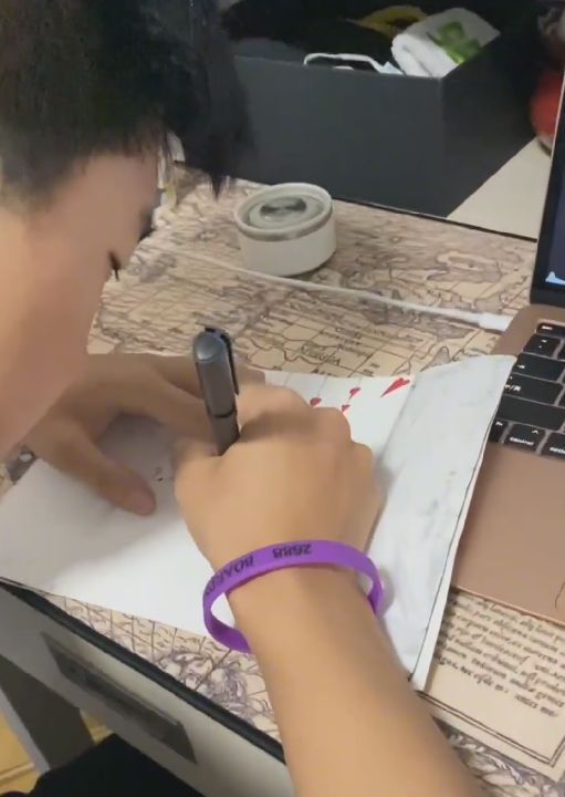 女生节|孙卓陪妈妈过女神节，亲自为其写贺卡，再次给妈妈送花好暖心