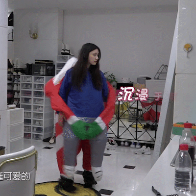 美少女林允好潮，穿格纹针织外套配白色连帽卫衣加紧身裤超时尚