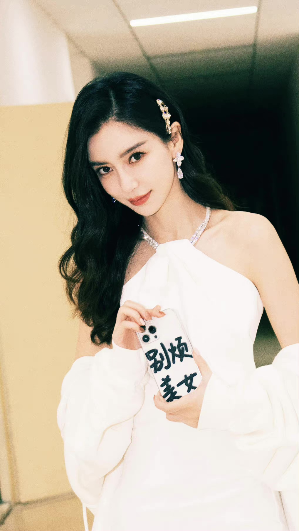 Angelababy|一个手机壳也能上热搜，baby的资源没了，人气更高了