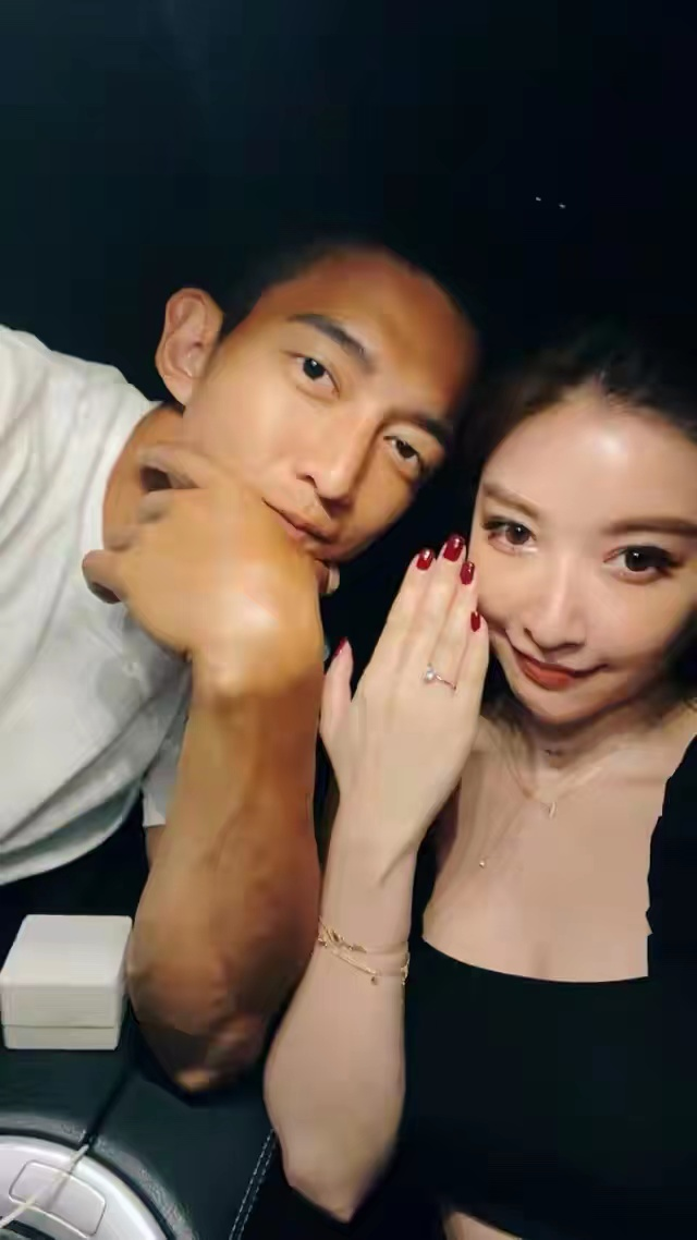 求婚|恭喜！男星送鸽子蛋求婚成功，女友高颜值不输明星，激动哭花双眼