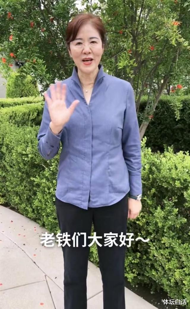 郎平 郎平美国住豪宅！新发型显年轻，71岁教授老公身姿挺拔，亲密陪伴