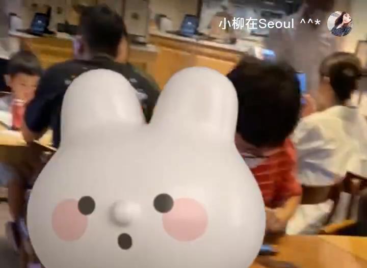 秋瓷炫|秋瓷炫于晓光带四岁儿子用餐,网友拍到女方表情严肃指夫妻俩吵架