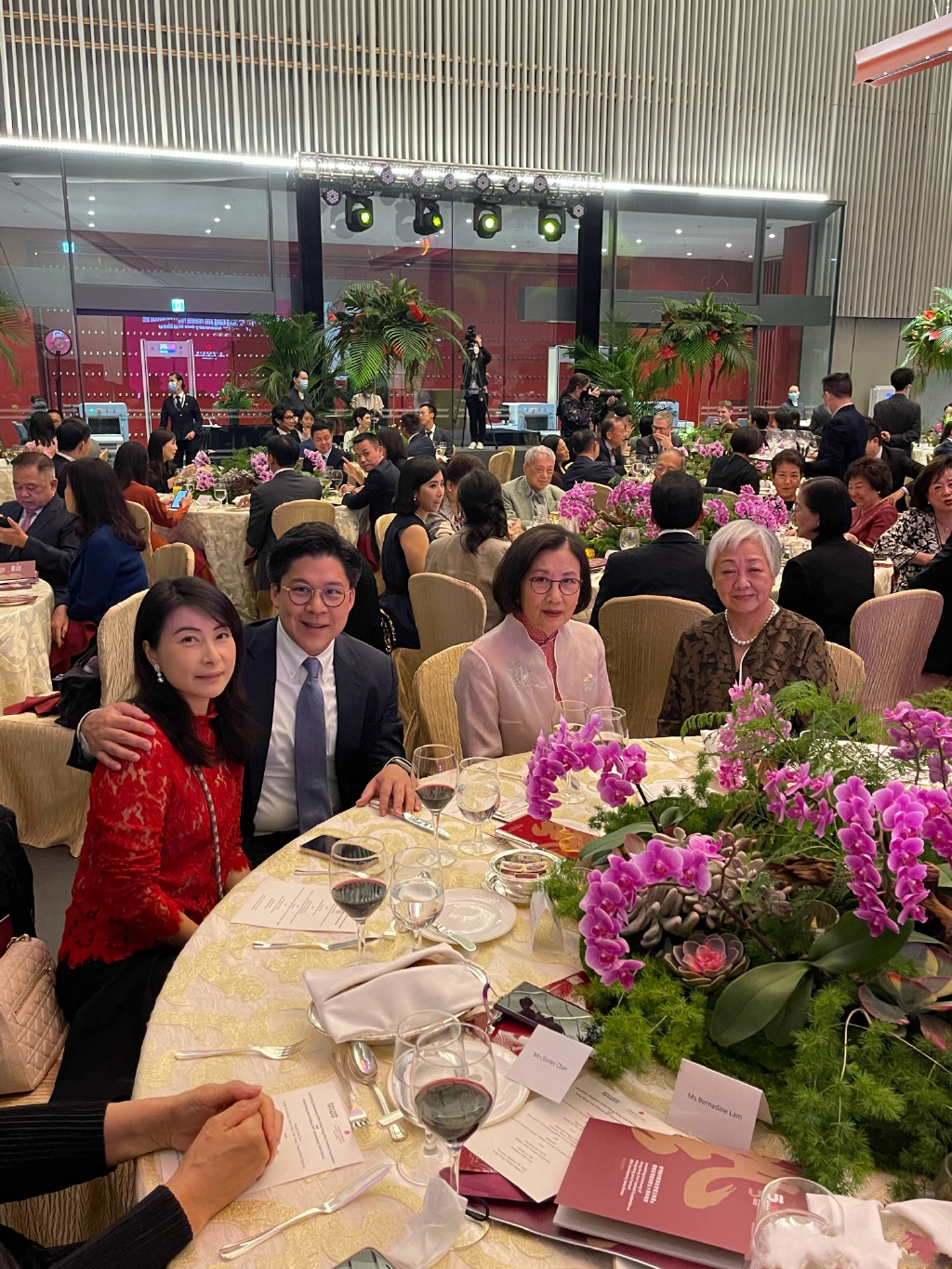 郭晶晶|名流聚会!霍启刚肚腩抢镜,汪明荃红旗袍惊艳,郭晶晶穿旧衣节俭