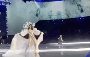 假摔|假摔，衣服滑落，红毯钉子户：明星走红毯尴尬瞬间，既搞笑又心酸