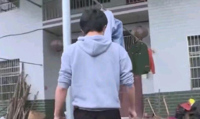 丈夫去世,女子改嫁后把儿子的微信删除电话拉黑,声称是生活所迫