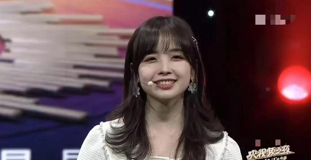 王冰冰|时隔4个月，王冰冰重返央视荧屏，笑容依旧甜美，打破被开除传闻