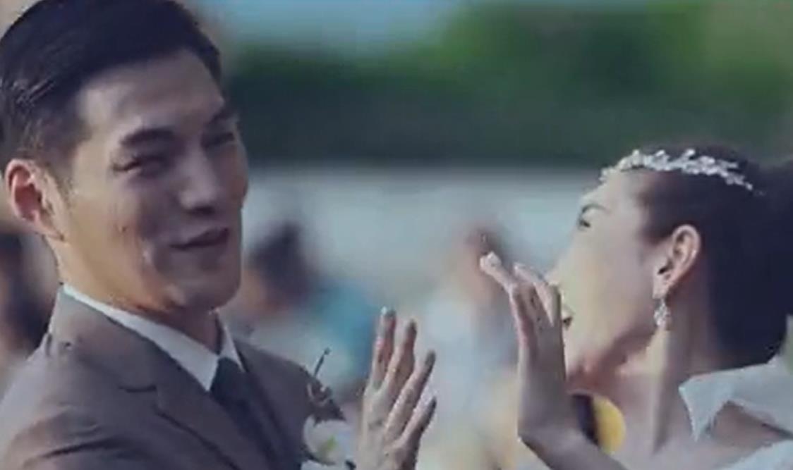 严屹宽|杜若溪豪宅内做蛋糕!女儿眼睛超大太可爱,严屹宽吃边角料好心酸