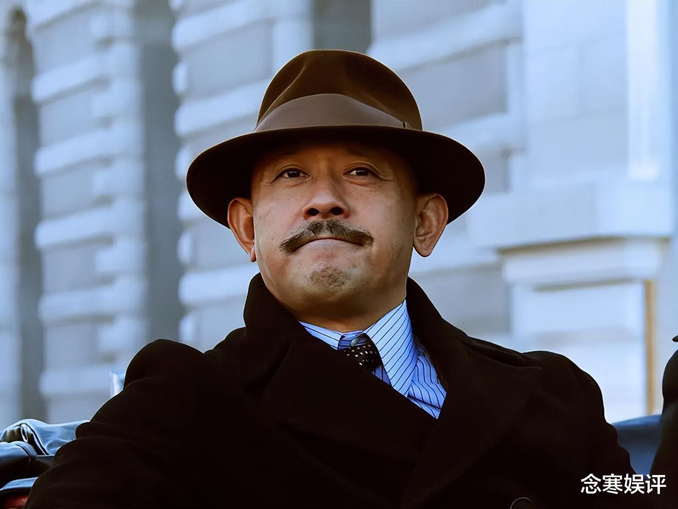 姜文|59岁姜文做核酸遭偷拍，双手插裤兜个性十足，怒指偷拍者不要乱拍