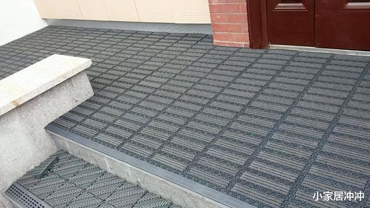 还在门口放“脚垫”?又脏又土气,学学年轻人的做法,干净又美观