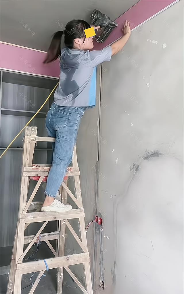 26岁女子站在梯子上,独自一人装修房子,后背都是汗