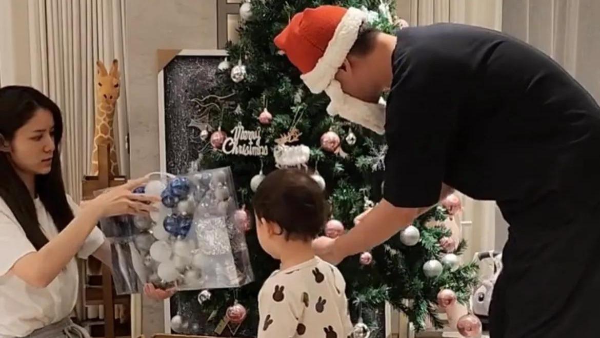 林峰|林峯张馨月一家三口布置圣诞树，2岁女儿很有礼貌，金句频出太逗