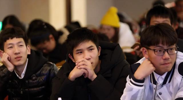 应届生|人社部“消息”，22年应届生就业政策有变？事业单位降低招聘标准