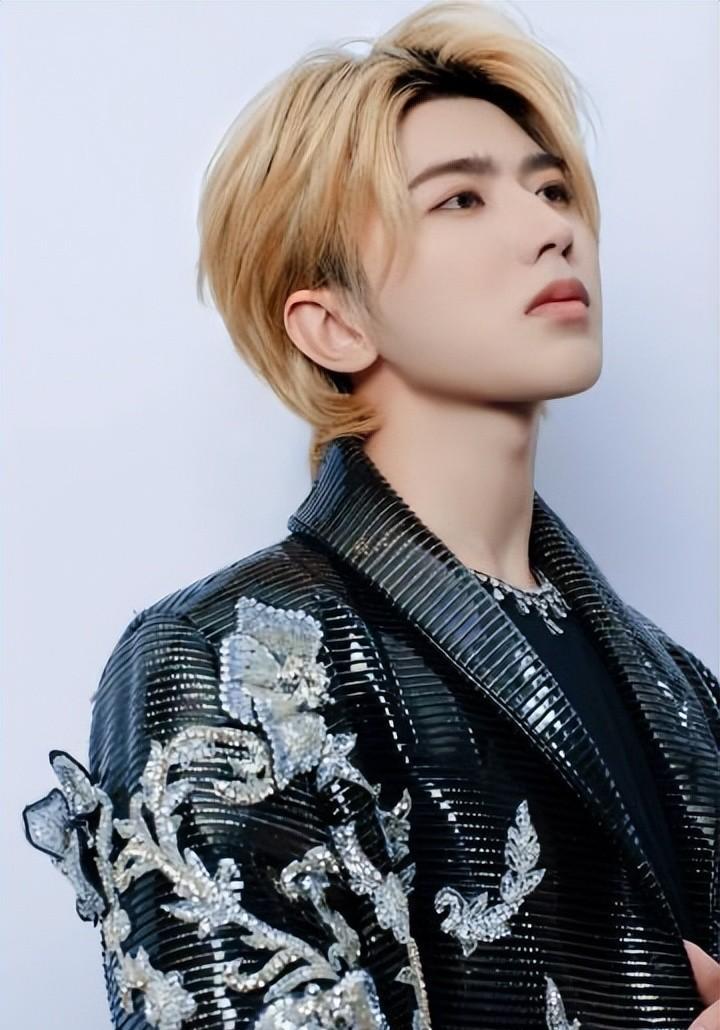 蔡徐坤|蔡徐坤手机到期了?白T金发自拍尽显凌乱美,评论区纷纷感谢vivo