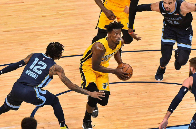 勇士队|NBA紧张刺激的半决赛，仅差毫米之间的距离，勇士队就鞭长莫及