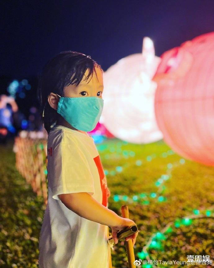 杨怡|杨怡一家四口过中秋，罗仲谦追着女儿拍照，9个月儿子背在身上!