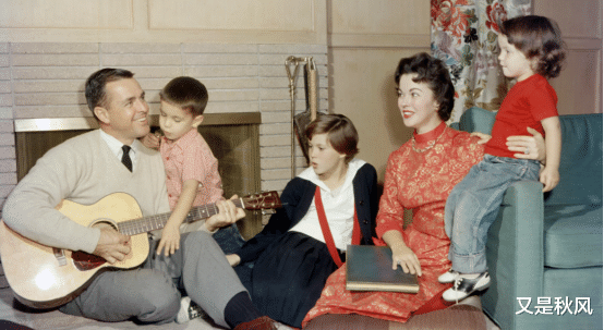 孔雪儿|秀兰邓波尔：她是天才童星，3岁出道即巅峰却是母亲敛财的牺牲品