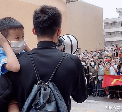 广东男篮|广东抵住所！数百人迎接，杜锋+众球员拿话筒谢球迷，小九九暖心