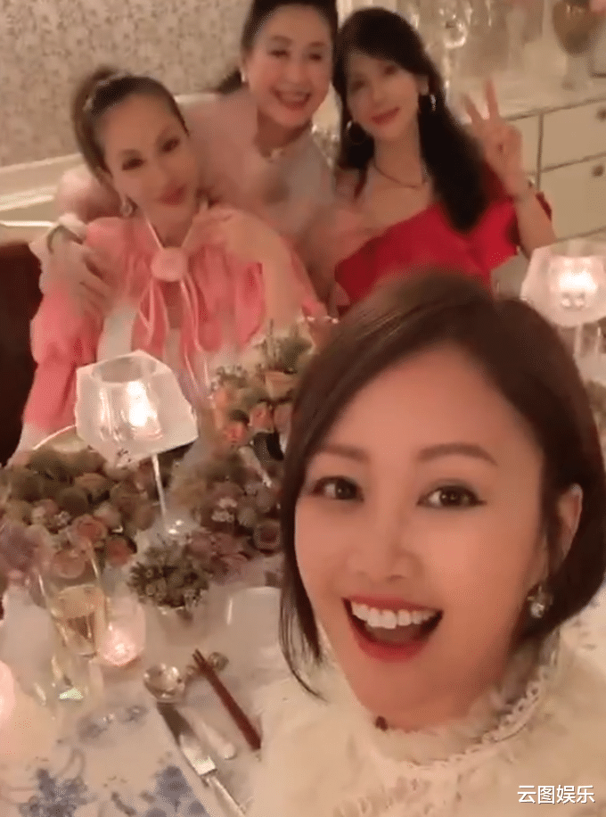 王心凌|老戏骨豪宅宴请梁小冰，鱼子酱鲍鱼摆满桌，过百件水晶价值上千万