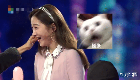 关晓彤|关晓彤录制晚会冻得直打哆嗦,用手紧揪住裙摆,嘴巴颤抖表情失控