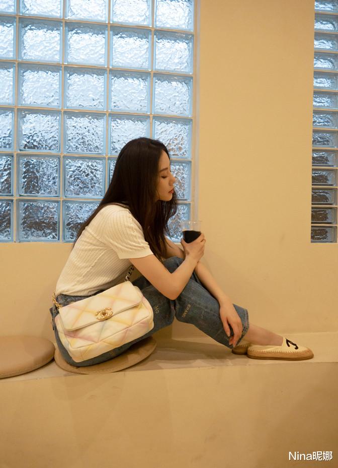 刘诗诗|刘诗诗窗台自信晒自拍，穿针织衫手拿咖啡，同事角度下变冷艳美人