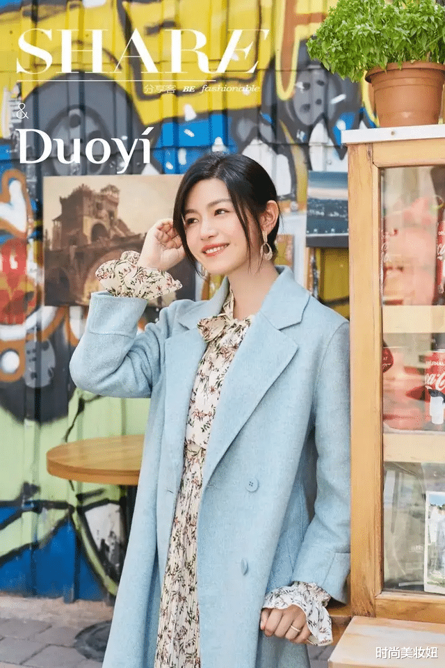 陈妍希|陈妍希带儿子小星星现身机场，穿白色大衣配阔腿裤，气质很高级