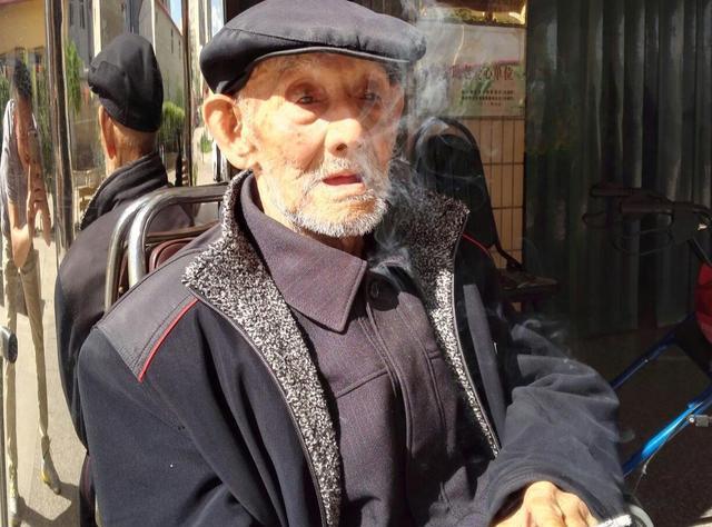 输光儿子学费且抛弃15年,如今儿子成教授让他养:我没你这个爹